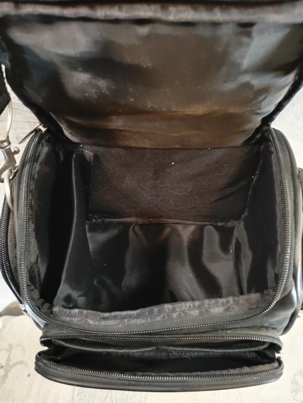 Targus Black Men's Messenger/Crossbody /Camera Bag